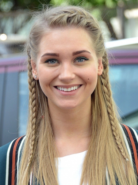 Ольга Бузова или Эмилия Кларк? Звездные ровесницы: кто выглядит моложе?