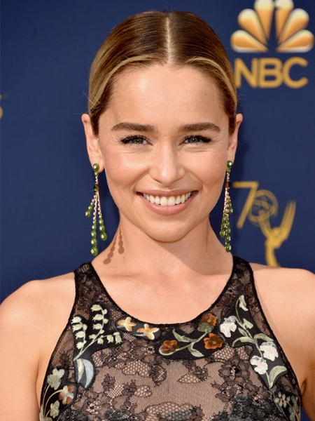 Ольга Бузова или Эмилия Кларк? Звездные ровесницы: кто выглядит моложе?