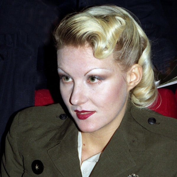 От бровей-ниточек до модного контуринга: 25 ярких образов Ренаты Литвиновой