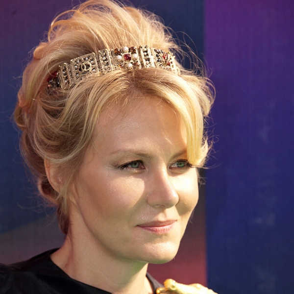 От бровей-ниточек до модного контуринга: 25 ярких образов Ренаты Литвиновой