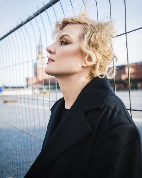 От бровей-ниточек до модного контуринга: 25 ярких образов Ренаты Литвиновой