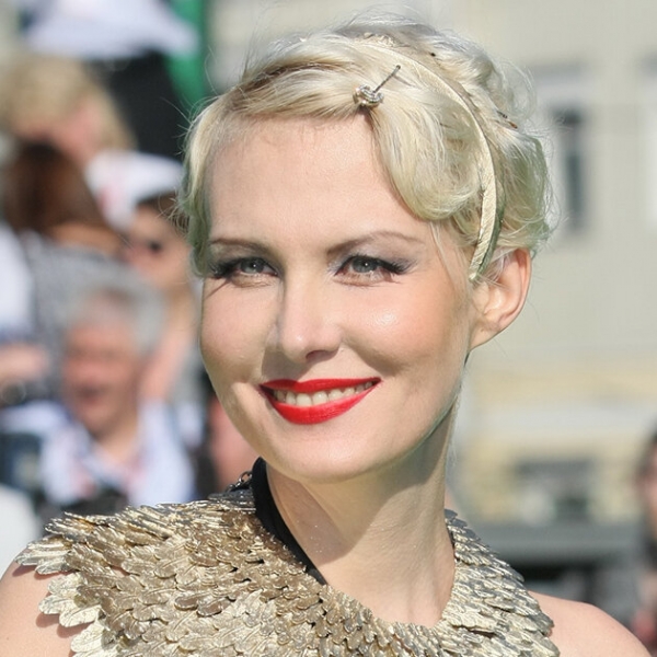 От бровей-ниточек до модного контуринга: 25 ярких образов Ренаты Литвиновой