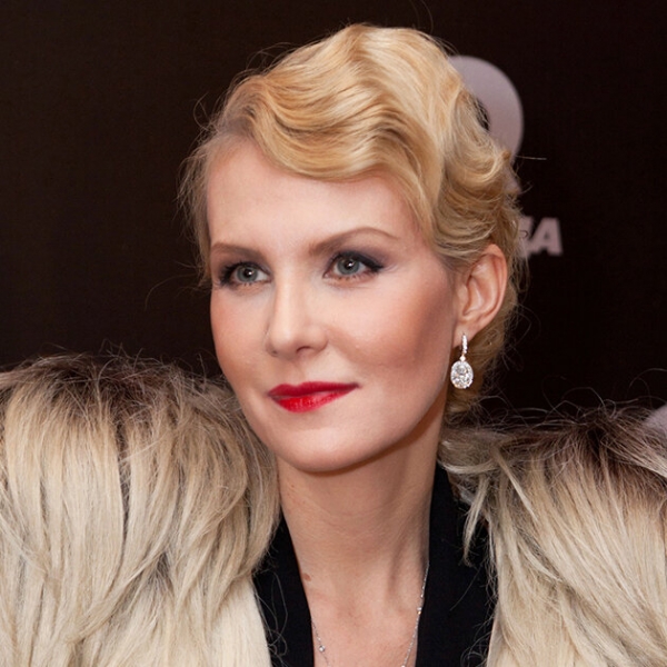 От бровей-ниточек до модного контуринга: 25 ярких образов Ренаты Литвиновой