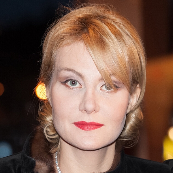 От бровей-ниточек до модного контуринга: 25 ярких образов Ренаты Литвиновой