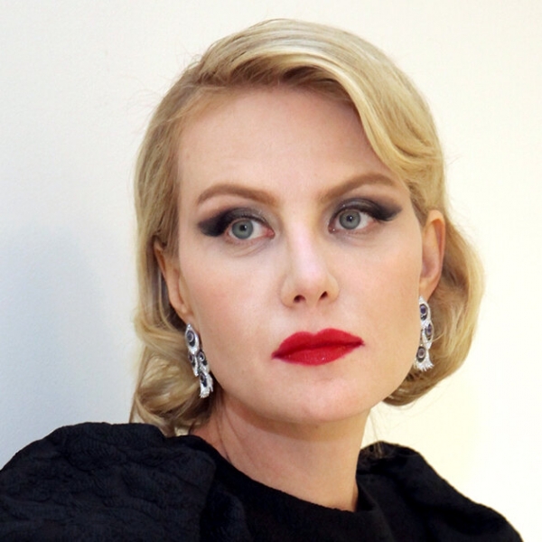 От бровей-ниточек до модного контуринга: 25 ярких образов Ренаты Литвиновой