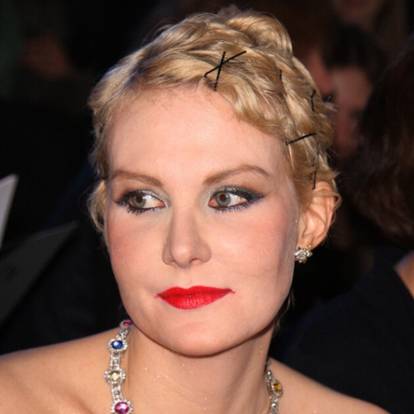 От бровей-ниточек до модного контуринга: 25 ярких образов Ренаты Литвиновой