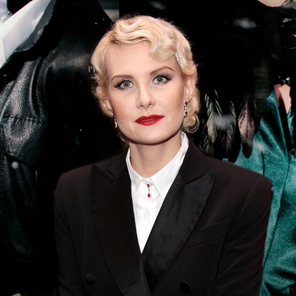 От бровей-ниточек до модного контуринга: 25 ярких образов Ренаты Литвиновой