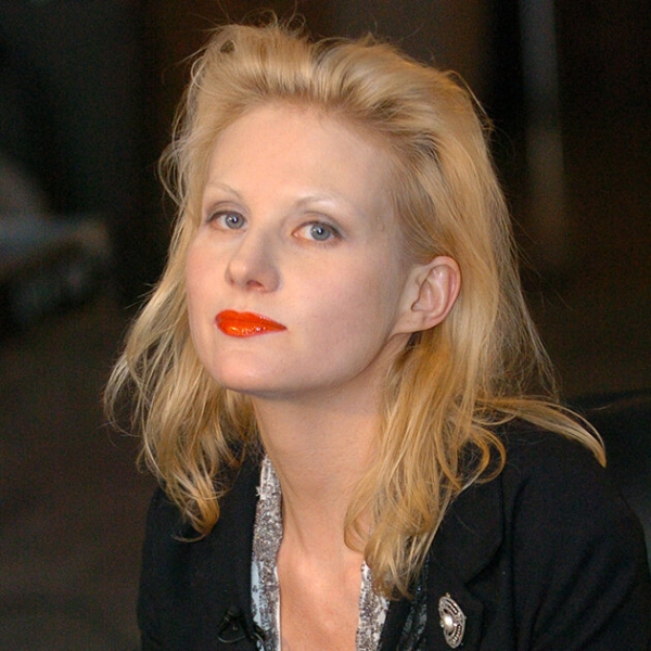 От бровей-ниточек до модного контуринга: 25 ярких образов Ренаты Литвиновой