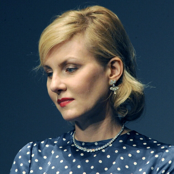 От бровей-ниточек до модного контуринга: 25 ярких образов Ренаты Литвиновой