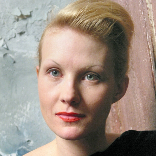 От бровей-ниточек до модного контуринга: 25 ярких образов Ренаты Литвиновой