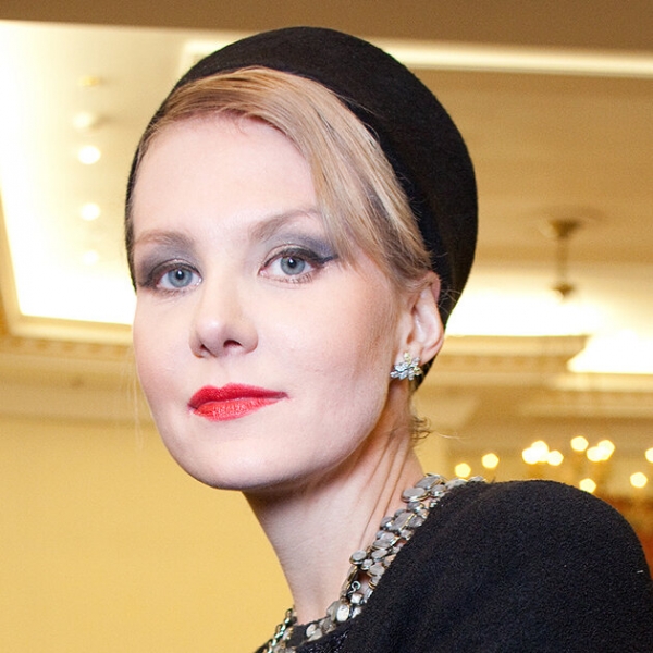 От бровей-ниточек до модного контуринга: 25 ярких образов Ренаты Литвиновой