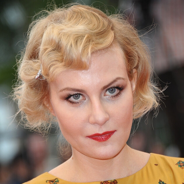 От бровей-ниточек до модного контуринга: 25 ярких образов Ренаты Литвиновой