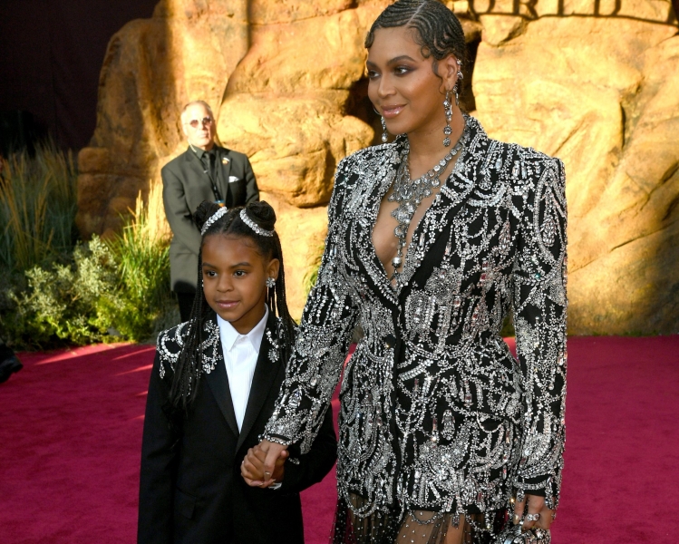 От куртки Майкла Джексона до пони: самые дорогие подарки звездных детей