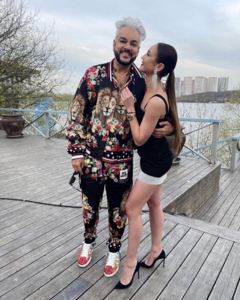 Парные браслеты и очки за 250 000 рублей: что значит подарок Ольги Бузовой Филлипу Киркорову 