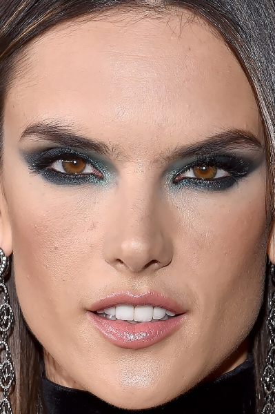 Под микроскопом: как выглядит макияж Гаги, Минаж и других звёзд вблизи