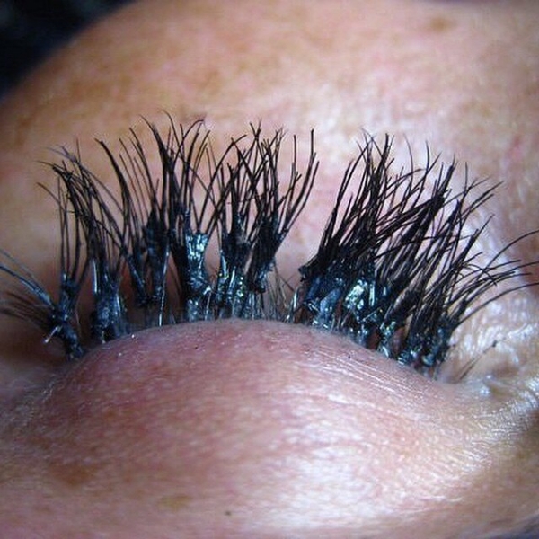 «Ресничные феи»: 15 худших наращиваний, которые мы когда-либо видели