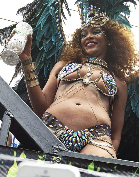 Рианна, Гомес и другие звезды, которые не скрывают следы растяжек на теле