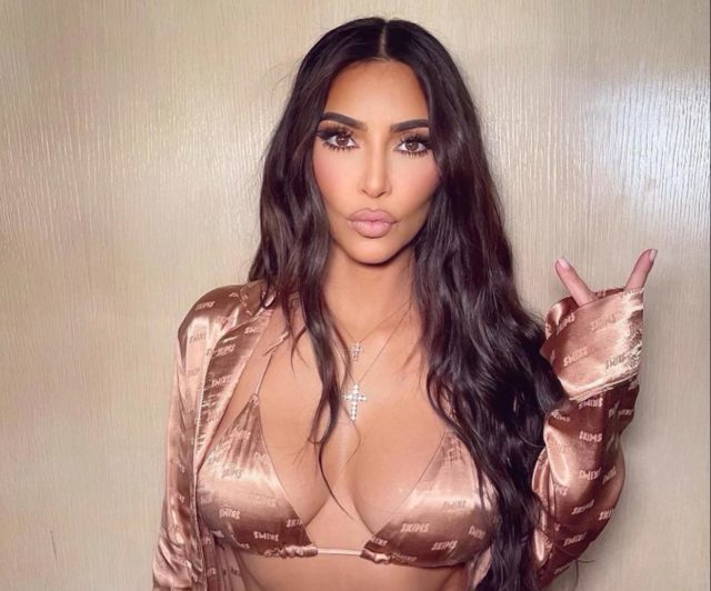 Роман с парнем сестры? Ким Кардашьян прокомментировала слухи об отношениях с Трэвисом Баркером