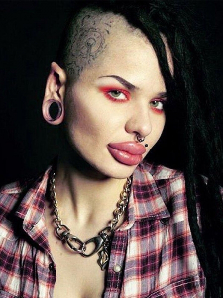 Рот на пол-лица: звезды, которые переборщили с инъекциями в губы