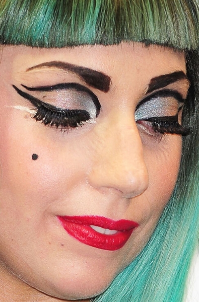 Самый неудачный макияж звезд: 15 фото вблизи — разбираем ошибки