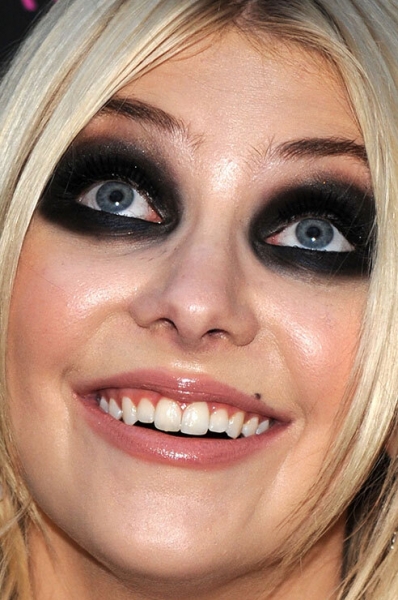 Самый неудачный макияж звезд: 15 фото вблизи — разбираем ошибки