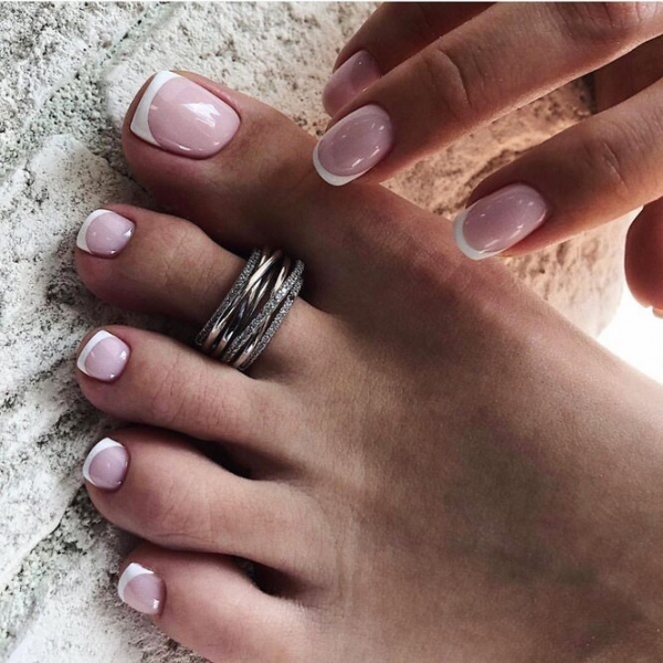 Сезон открыт! 15 идей модного педикюра на весну