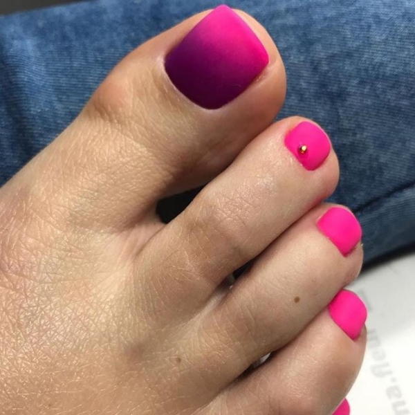 Сезон открыт! 15 идей модного педикюра на весну