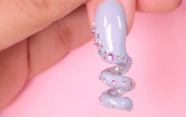 Скажи, зачем: ногти-штопор, вилка, фонарь и другие безумные идеи маникюра