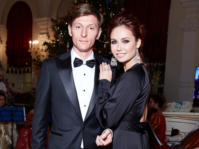 «Стихи папины, слезы мамины»: Павел Воля и Ляйсан Утяшева впервые показали лица детей