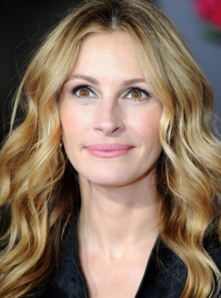 Свои или накачала: пластический хирург комментирует губы звезд