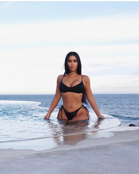 Топ лучших фото Ким Кардашьян в купальниках