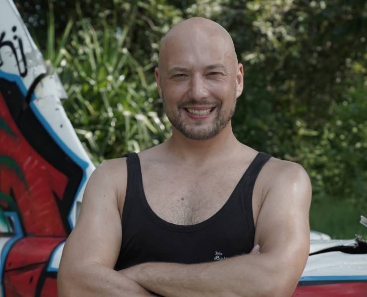 «Угадаешь новых героев Comment Out — получишь подарок»: Владимир Маркони о своем шоу, жизни без еды и воды на «Острове героев» и подлостях участников реалити в прямом эфире PEOPLETALK