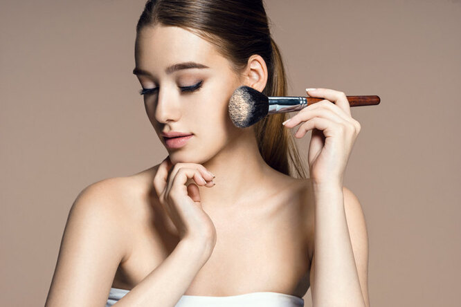 «Умылась тональным»: 7 правил, которые помогут избежать эффекта манекена на лице