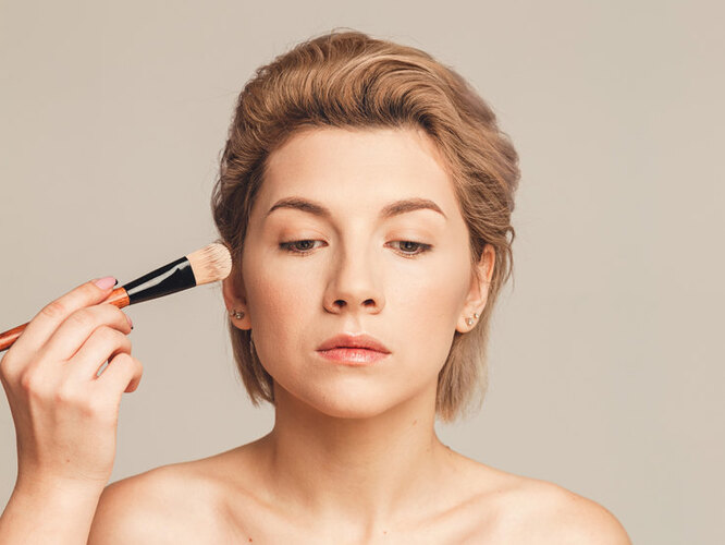 «Умылась тональным»: 7 правил, которые помогут избежать эффекта манекена на лице
