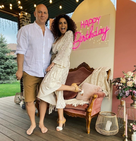 В годовщину свадьбы Потапа и Насти Каменских: звездные пары, которые познакомились на работе 