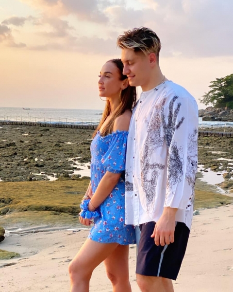 В годовщину свадьбы Потапа и Насти Каменских: звездные пары, которые познакомились на работе 