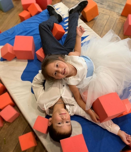 В годовщину свадьбы Потапа и Насти Каменских: звездные пары, которые познакомились на работе 