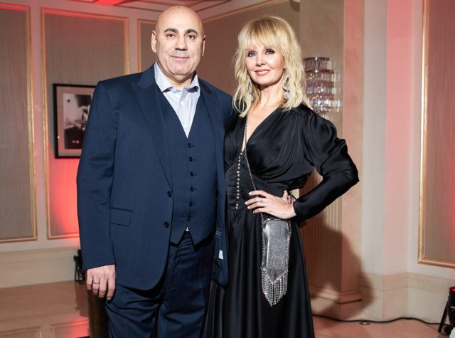 В годовщину свадьбы Потапа и Насти Каменских: звездные пары, которые познакомились на работе 