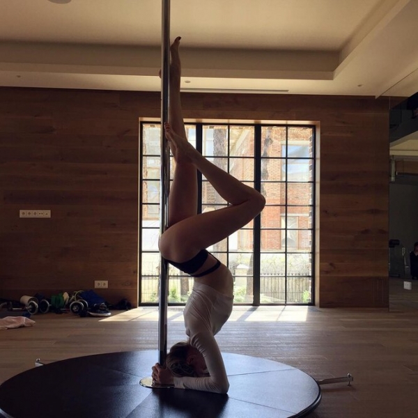 Вид сзади лучше: Ратаковски, Гулар и другие звезды с идеальными ягодицами