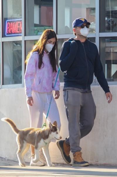 Вместо красных дорожек: топ лучших выходов звёзд на прогулки с собакой