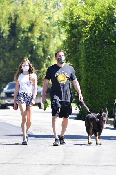 Вместо красных дорожек: топ лучших выходов звёзд на прогулки с собакой