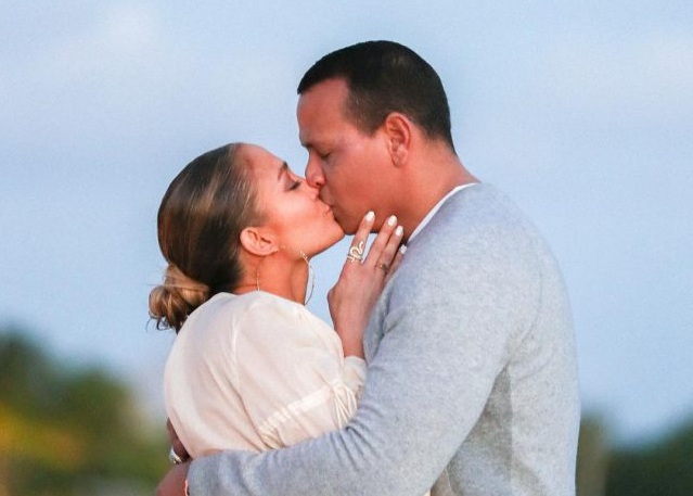 Воссоединение Дженнифер Лопес и Бена Аффлека спустя 17 лет: звёзды вместе улетели в отпуск 