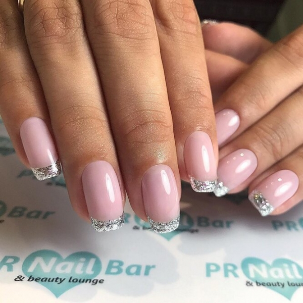 Всегда в моде: 35 горячих идей французского маникюра