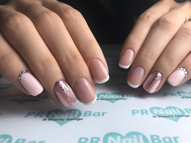 Всегда в моде: 35 горячих идей французского маникюра