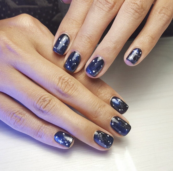 Земля в&nbsp;иллюминаторе: модный инста-тренд &laquo;космический маникюр&raquo;