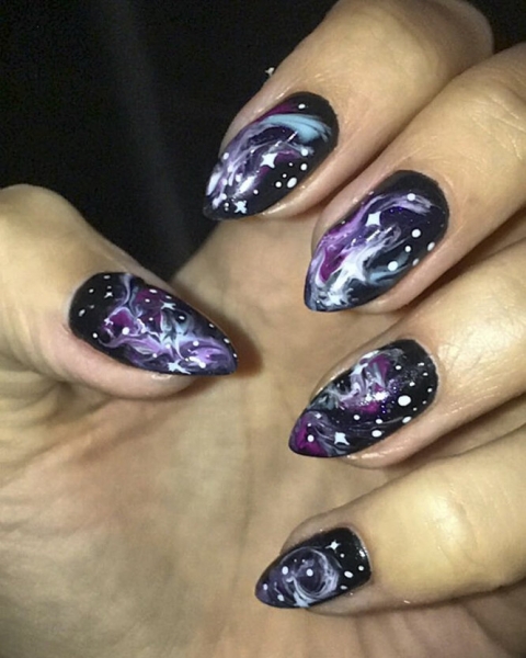 Земля в&nbsp;иллюминаторе: модный инста-тренд &laquo;космический маникюр&raquo;