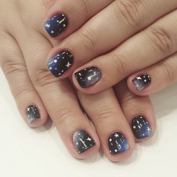 Земля в&nbsp;иллюминаторе: модный инста-тренд &laquo;космический маникюр&raquo;