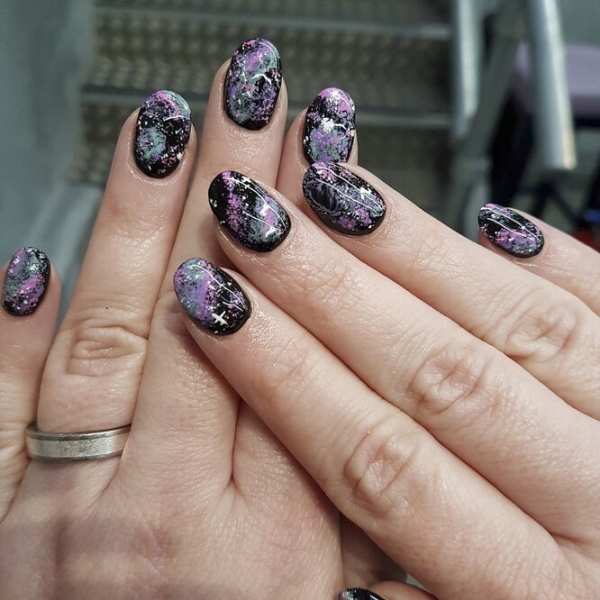 Земля в&nbsp;иллюминаторе: модный инста-тренд &laquo;космический маникюр&raquo;