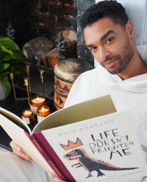 Звезда «Бриджертонов» Реге Пейдж рассказал о своем герое, слухах об участии в бондиане и проекте про Супермена