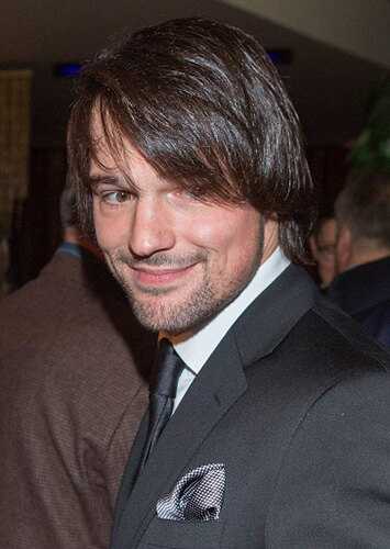 Звездные мужчины с длинными и короткими волосами: выбираем лучшую прическу!